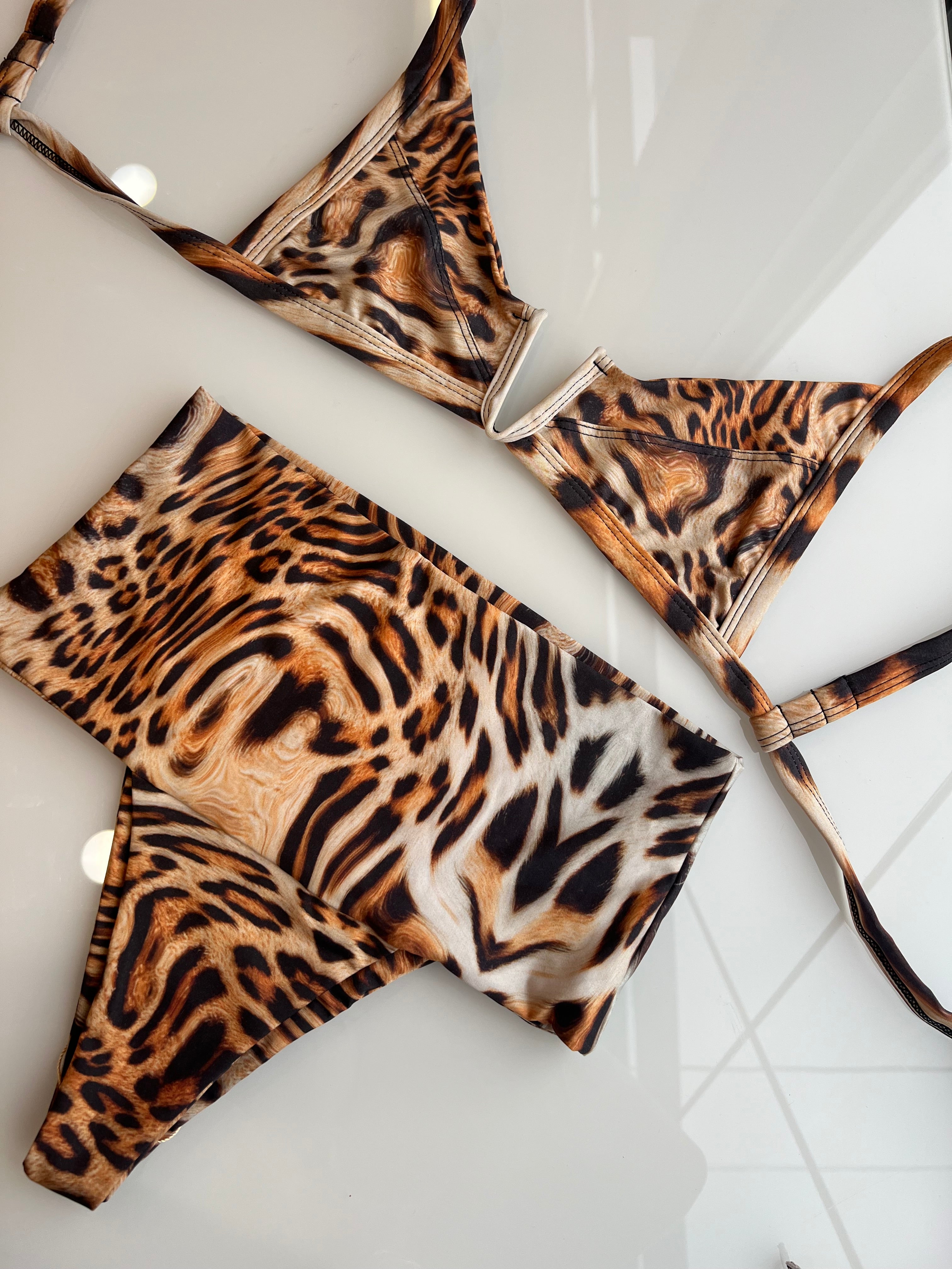 Biquíni Decote V - Hot Pant- Oncinha