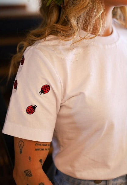 T-shirt Tradicional - Bordado - Joaninha