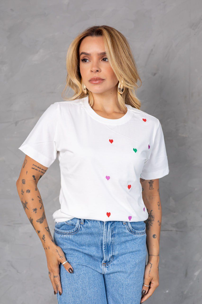 T-shirt Tradicional - Bordado - Corações