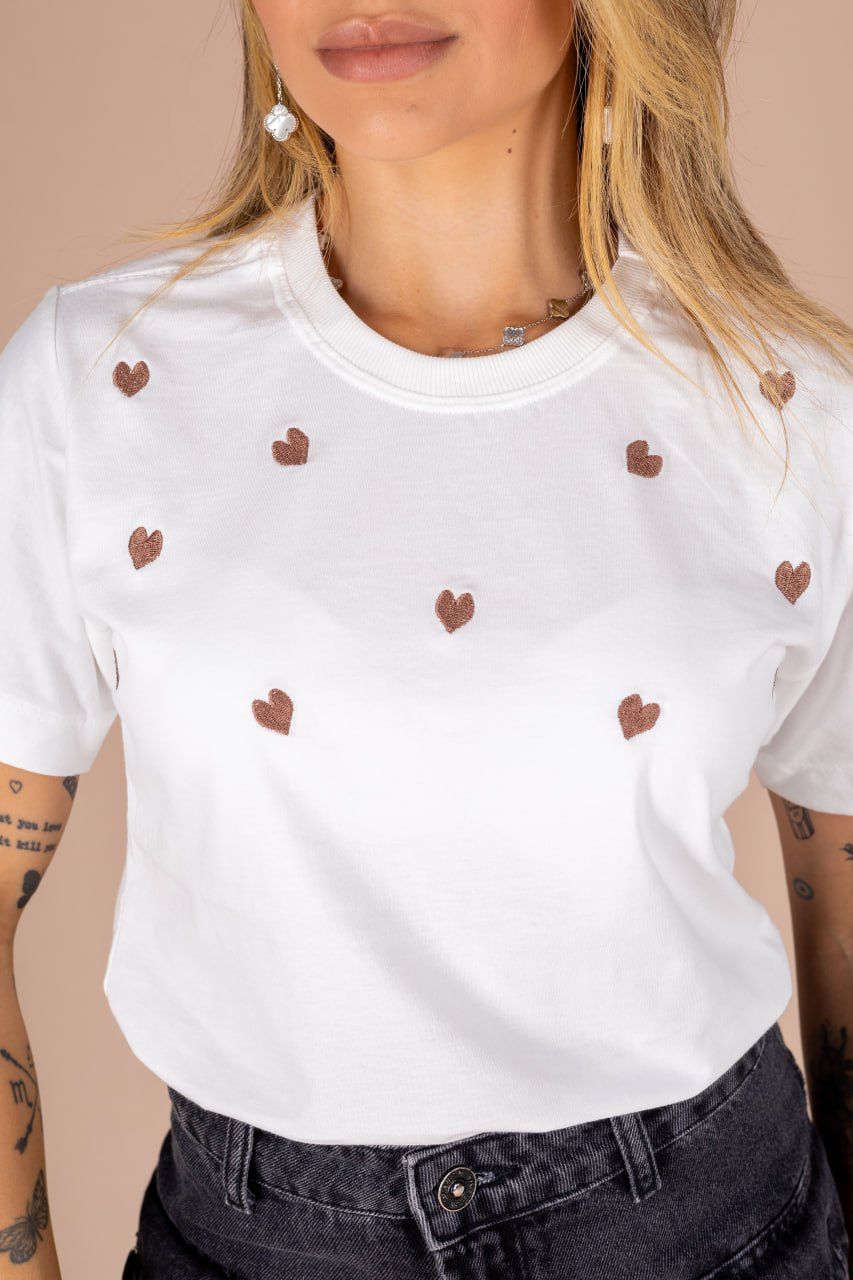 T-shirt Tradicional - Bordado - Coração