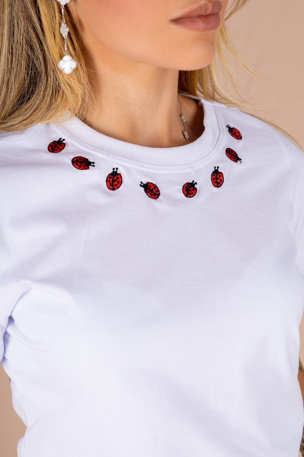 T-shirt Tradicional - Bordado - Joaninha